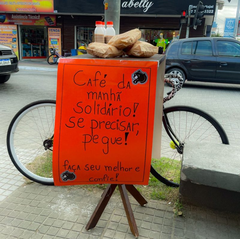 Mesa com alimentos fica em frente a barbearia – Foto: Reprodu&ccedil;&atilde;o/Internet