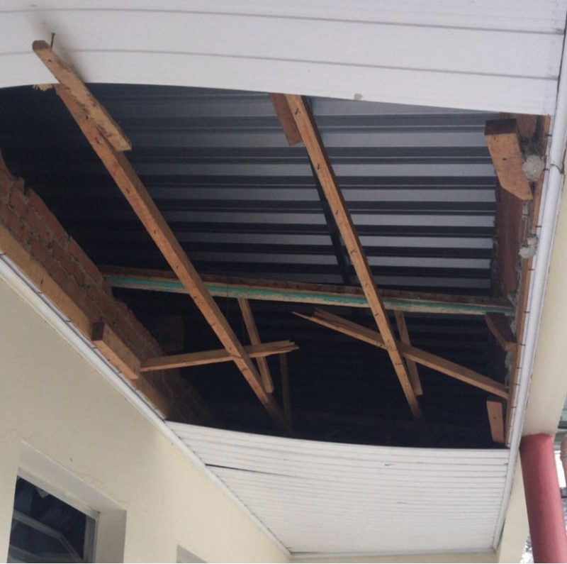 Alunos reclamam de falta de forro em teto da escola – Foto: Reprodu&ccedil;&atilde;o/Internet