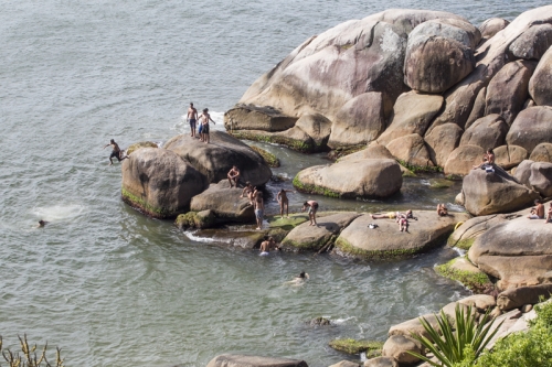 Corpo foi encontrado na areia da praia nesta ter&ccedil;a-feira – Foto: Marco Santiago/ND