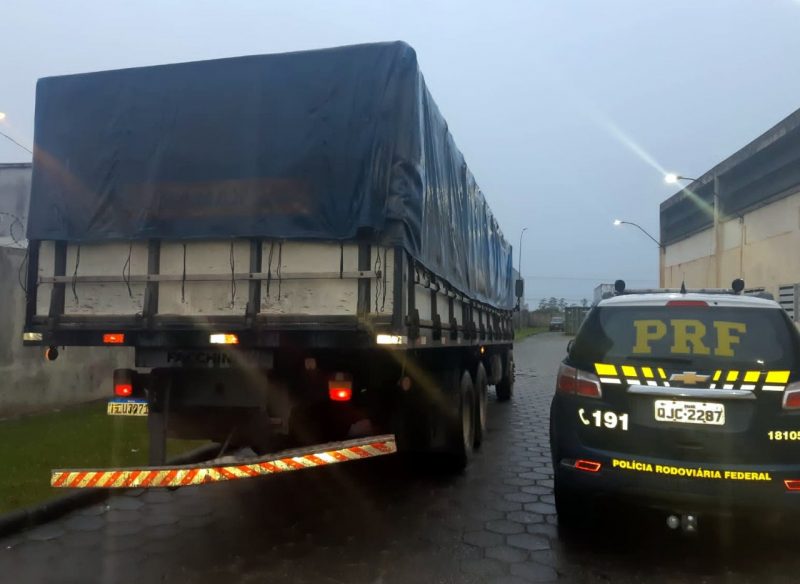 Ma&ccedil;os de cigarros eram contrabandeados do Paraguai – Foto: PRF/Reprodu&ccedil;&atilde;o