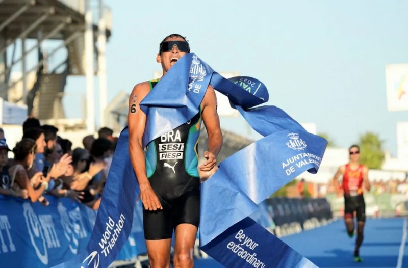 Manoel Messias &eacute; esperan&ccedil;a de medalha em Paris 2024 – Foto: Divulga&ccedil;&atilde;o/ WorldTriathlon