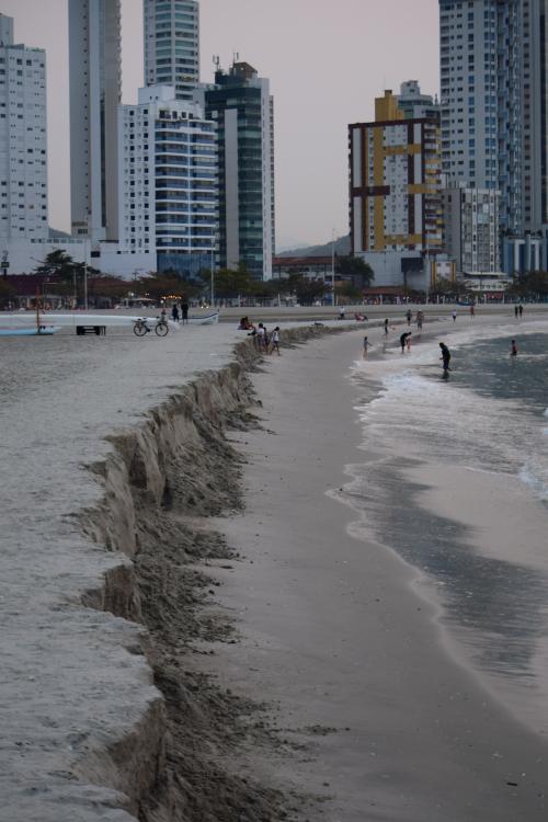 Fot&oacute;grafo Robson Luz flagrou o reaparecimento dos pol&ecirc;micos degraus na Praia Central – Foto: Robson Luz/Reprodu&ccedil;&atilde;o/ND