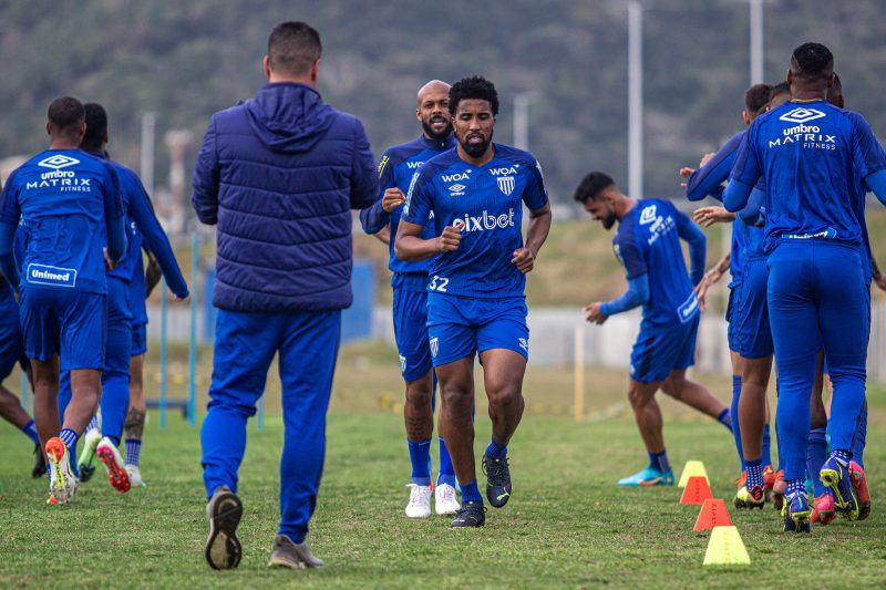 Cortez foi reavaliado antes do confronto contra o S&atilde;o Paulo, mas foi desfalque durante a goleada – Foto: Leandro Boeira/Ava&iacute;/ND