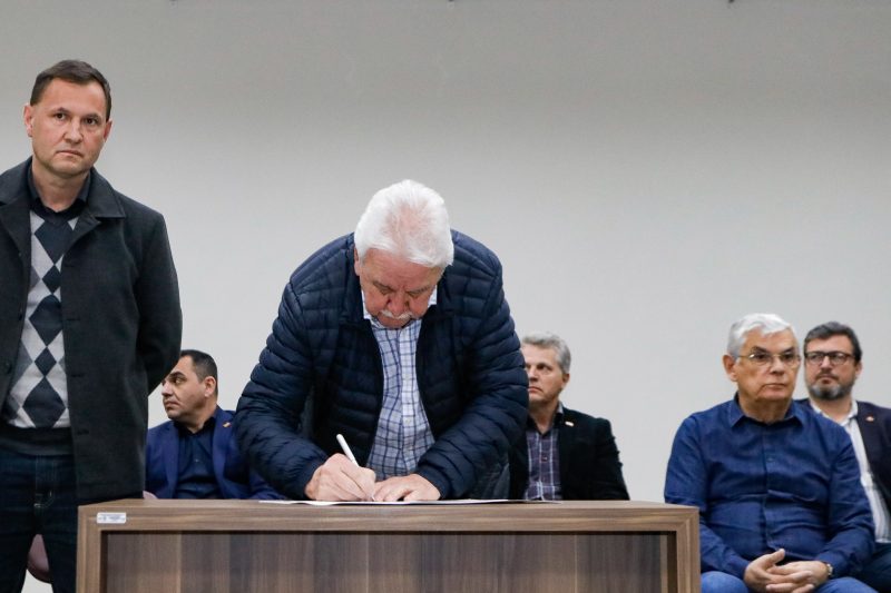 Sopelsa assinou o documento em evento em Curitibanos. – Foto: Mauricio Vieira/Secom/ND