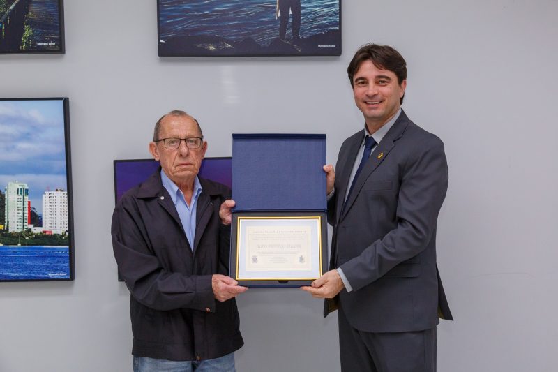 Seu Zulian com o Vereador J&uacute;nior da Vila autor do pedido de homenagem durante sess&atilde;o do Legislativo- Foto: Davi Spuldaro-CVI/ND