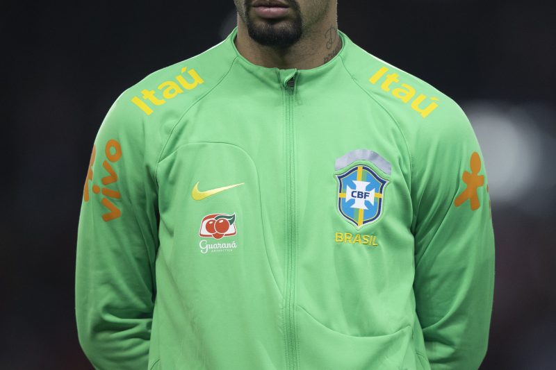 Estrelas do casaco estavam tampadas em forma de ato contra o racismo – Foto: Lucas Figueiredo/CBF/ND