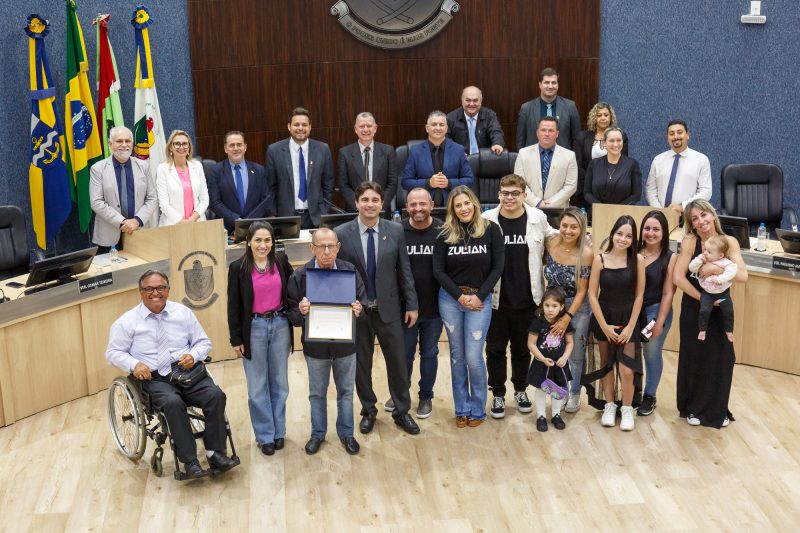 Homenageado posa para fotos com fam&iacute;lia e vereadores da cidade durante sess&atilde;o – Foto: &copy;Davi Spuldaro-CVI/ND