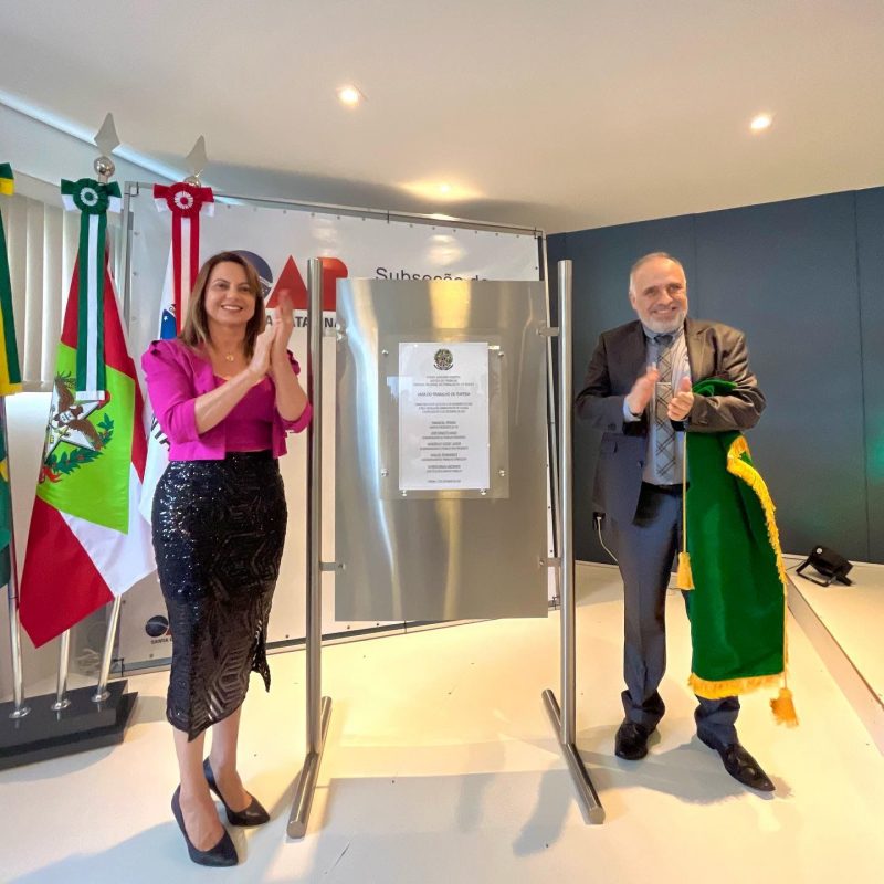 Prefeita Nilza Simas e o desembargador Jos&eacute; Ernesto Manzi durante cerim&ocirc;nia – Foto: TRT 12/Divulga&ccedil;&atilde;o/ND