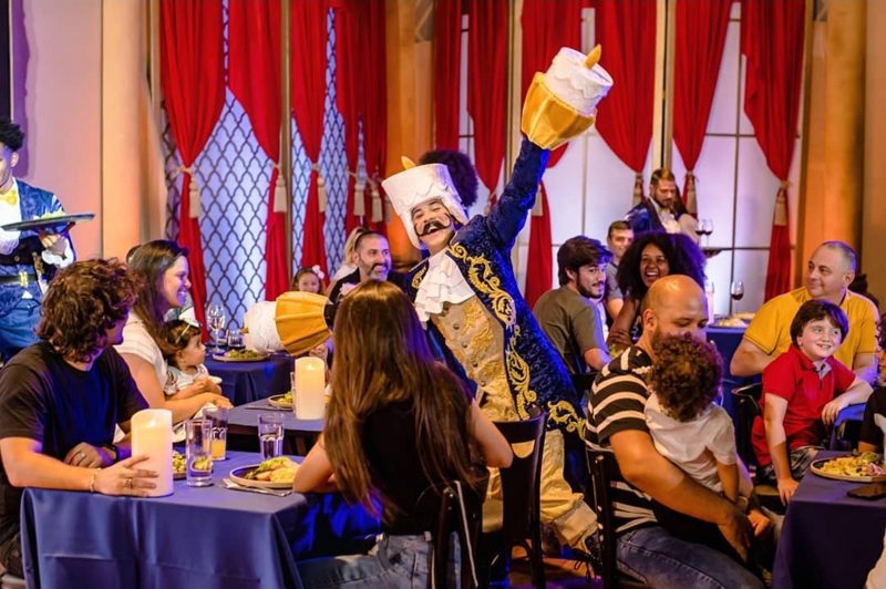 Personagens, como o candelabro Lumi&egrave;re, interagem com o p&uacute;blico no restaurante tem&aacute;tico – Foto: Chaim Entretenimento/Divulga&ccedil;&atilde;o/ND
