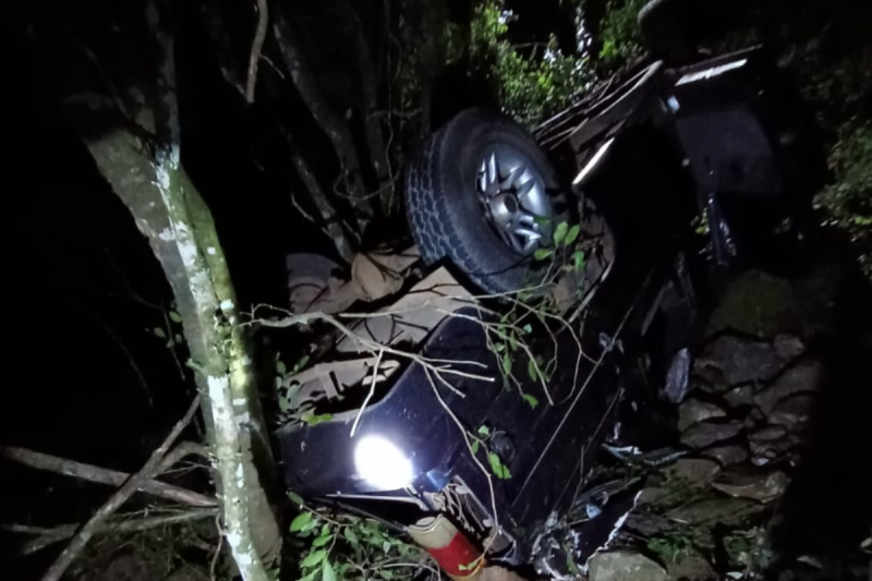 Havia outras duas pessoas no carro; elas ficaram feridas e foram atendidas pelos bombeiros – Foto: Bombeiros/Divulga&ccedil;&atilde;o/ND