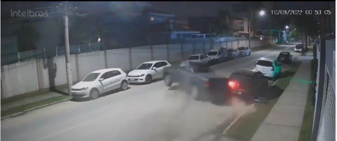 Motorista perde o controle e bate em v&aacute;rios carros nesta madrugada (9) – Foto: Reprodu&ccedil;&atilde;o/ND
