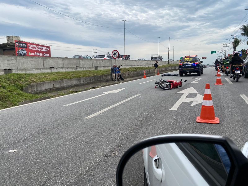 Motociclista se acidentou na BR-101, em S&atilde;o Jos&eacute; – Foto: Diogo de Souza/ND