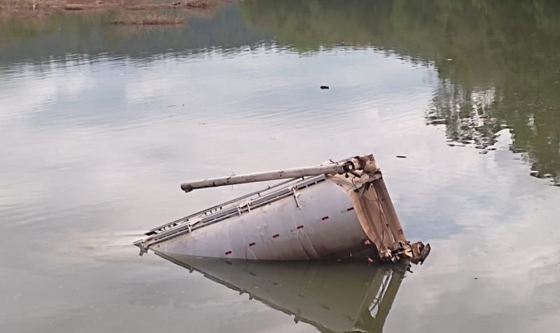 Caminh&atilde;o cai de ponte e cabine afunda em rio em Arabut&atilde; – Foto: PMRv/ND