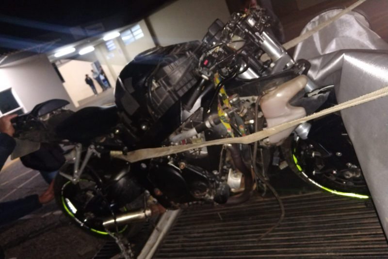 Motociclista foi levado ao hospital com suspeita de fratura no cr&acirc;nio – Foto: PMRv