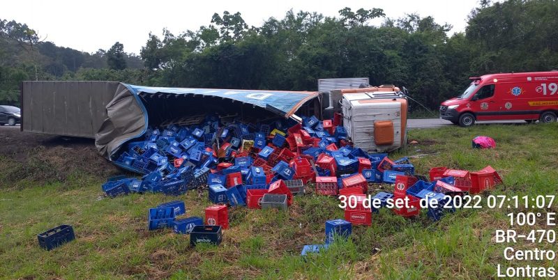 Carreta carregada com engradados de cerveja tombou no Alto Vale – Foto: Divulga&ccedil;&atilde;o/Corpo de Bombeiros Volunt&aacute;rios de Lontras/ND