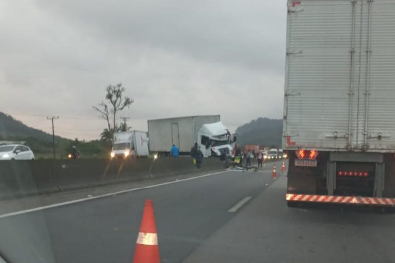 Acidente interdita a BR-101 em Araquari – Foto: Reprodu&ccedil;&atilde;o/Internet