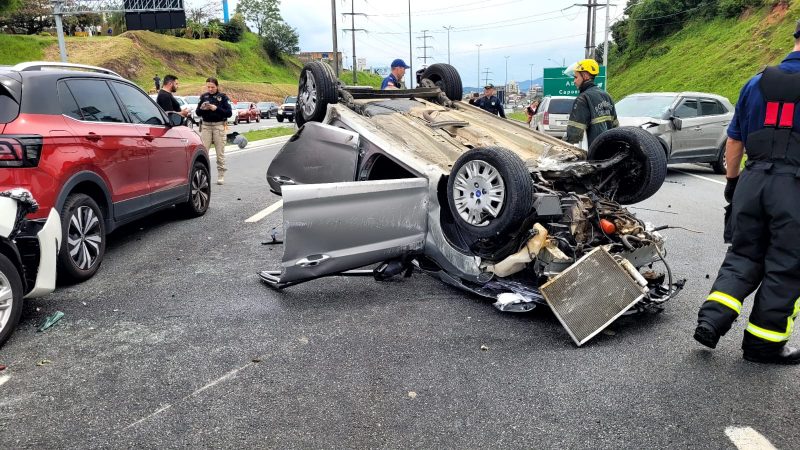 Acidente com 7 ve&iacute;culos interdita Via Expressa em Florian&oacute;polis – Foto: Arliss Amaro/NDTV