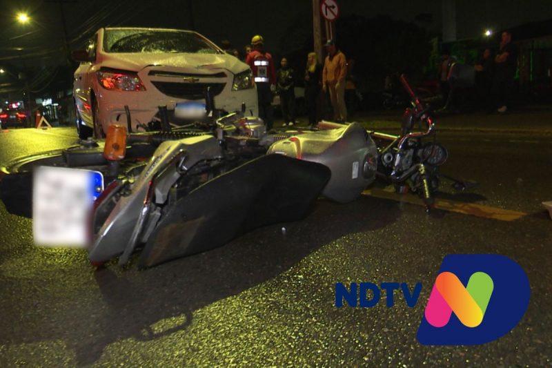 Motociclista foi projetado para cima do ve&iacute;culo – Foto: Ricardo Alves/NDTV