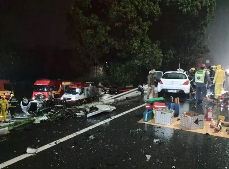 Colis&atilde;o entre dois carros resultou na morte de quatro pessoas – Foto: CBMSC/Divulga&ccedil;&atilde;o/ND