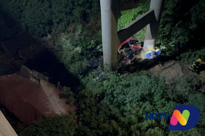 Caminh&atilde;o despencou de ribanceira de 30 metros na noite de ter&ccedil;a-feira (27) – Foto: Ricardo Alves/NDTV
