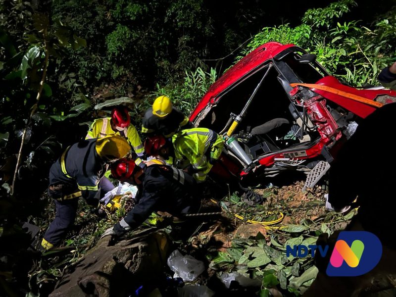 Motorista ficou preso e foi retirado com fraturas expostas uma hora ap&oacute;s o in&iacute;cio do resgate – Foto: Ricardo Alves/NDTV