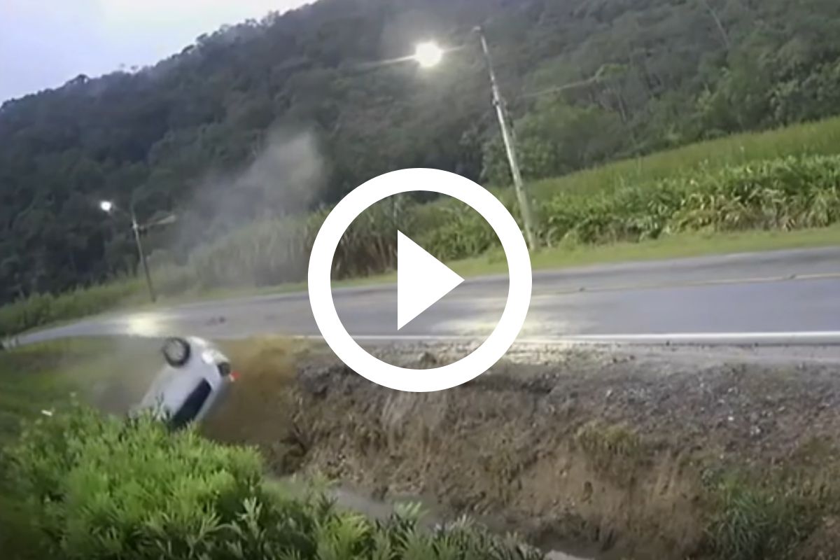 VÍDEO Dois carros capotam em mesmo trecho de rua de Jaraguá do Sul em