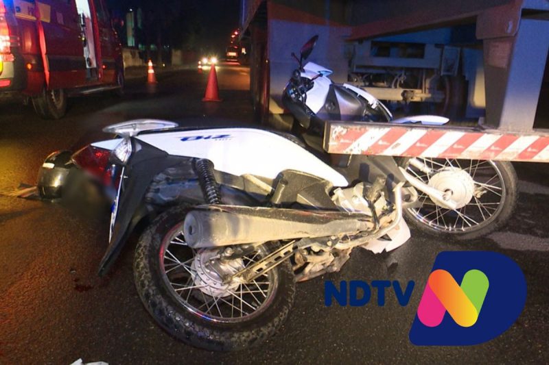 Moto foi parar embaixo do caminh&atilde;o ap&oacute;s acidente – Foto: Ricardo Alves/NDTV