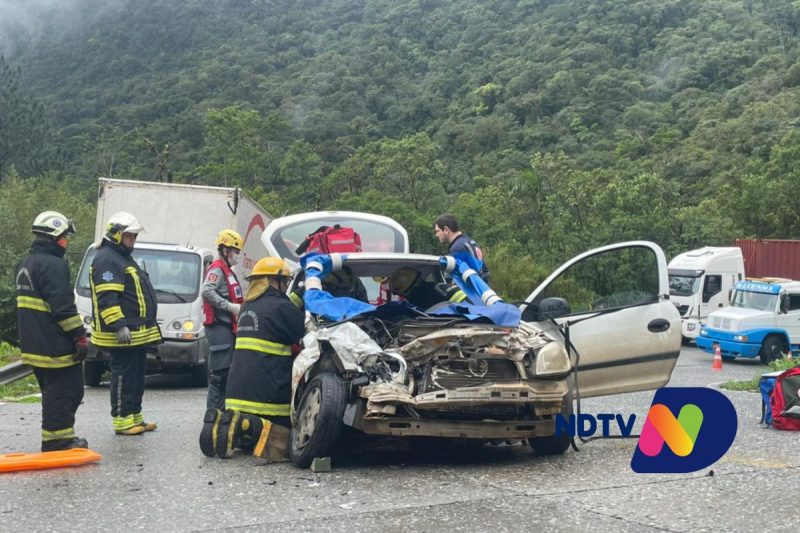 Acidente entre carro e caminh&atilde;o deixou duas pessoas feridas – Foto: Felipe Bambace/NDTV