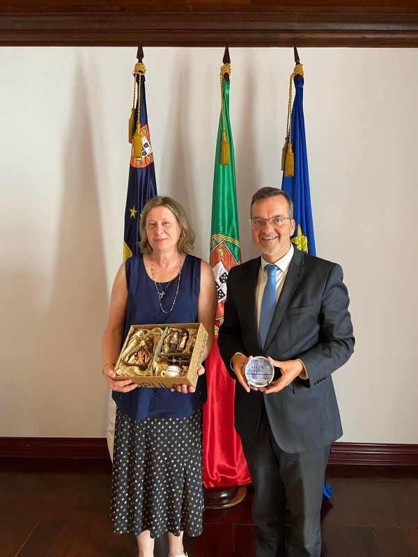 Em PontaDelgada,com o diretorregional deComunidades,Jos&eacute; deAndrade – Foto: Divulga&ccedil;&atilde;o/ND