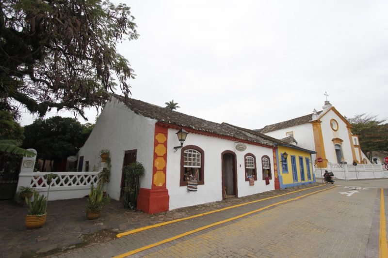 Casas geminadas, pr&oacute;ximas a rua e com requadros coloridos s&atilde;o caracter&iacute;sticas da arquitetura luso-brasileira em Santo Ant&ocirc;nio de Lisboa – Foto: Leo Munhoz/ND