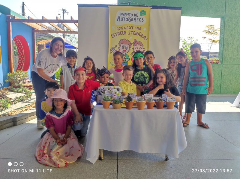 Em evento da escola, alunos da unidade fizeram o lançamento e autógrafos do livro autoral