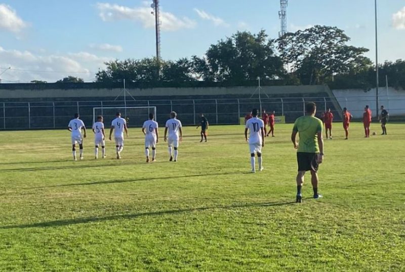 Am&eacute;rica entrou com apenas oito jogadores em campo – Foto: DELL/ND