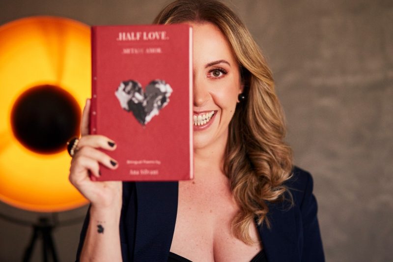 A fundadora e editora catarinense, Ana Silvani, faz sucesso em livraria renomada nos Estados Unidos