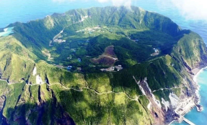 Aogashima, cravada no cora&ccedil;&atilde;o de um vulc&atilde;o ativo – Foto: Reprodu&ccedil;&atilde;o