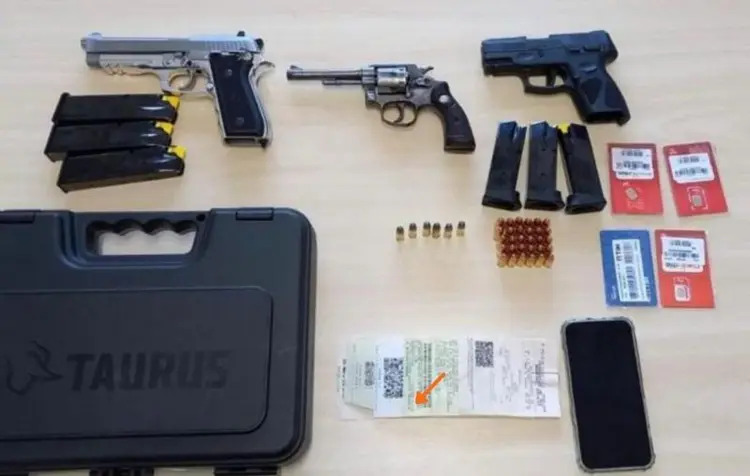 Itens encontrados com Cristian ap&oacute;s abordagem da Pol&iacute;cia – Foto: Pol&iacute;cia Civil/Reprodu&ccedil;&atilde;o/ND