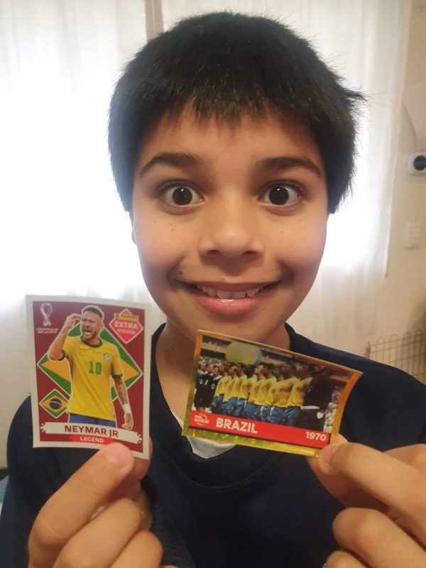 VÍDEO: Menino de 10 anos de Chapecó acha figurinha rara de Neymar