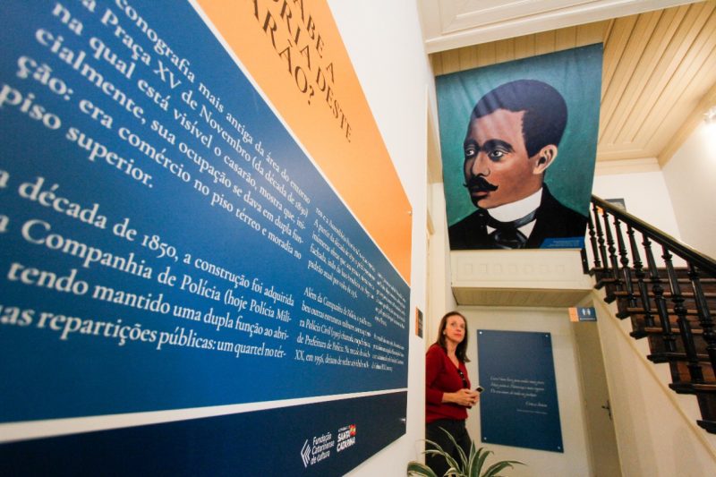 Arte de Cruz e Sousa na entrada da Casa da Literatura Catarinense – Foto: Leo Munhoz/ND