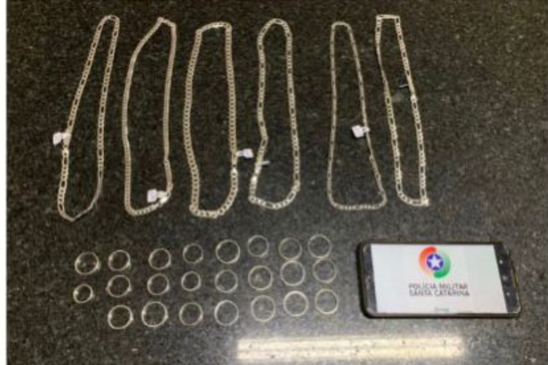 Joias levadas no assaltam s&atilde;o avaliadas em mais R$6 mil – Foto: PM/Divulga&ccedil;&atilde;o/ND