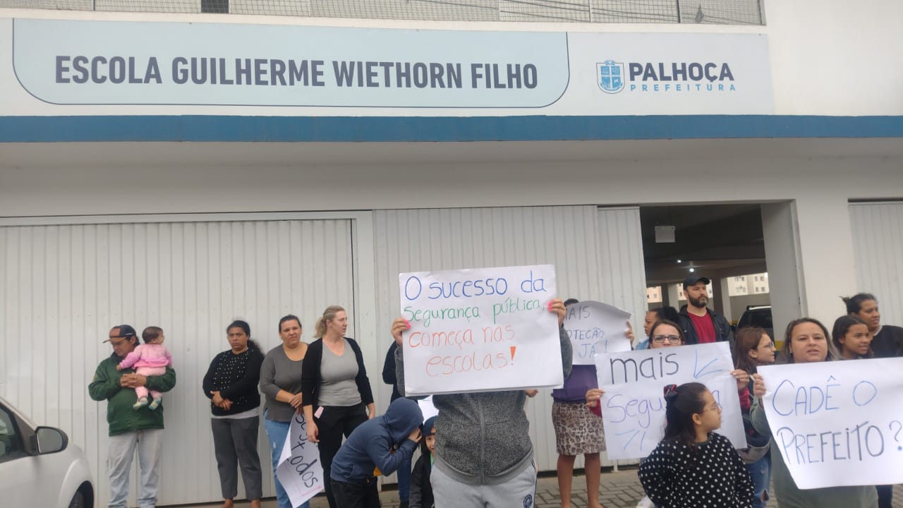 Em manifestação, pais pedem mais segurança após ameaça em escola de Palhoça