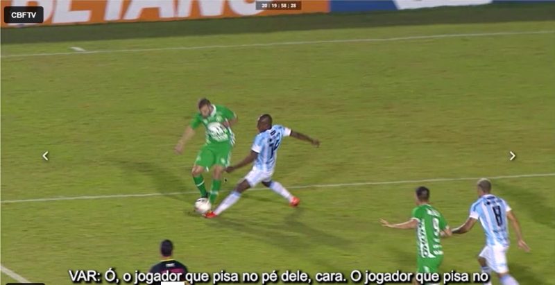Chapecoense teve pênalti anulado pelo VAR