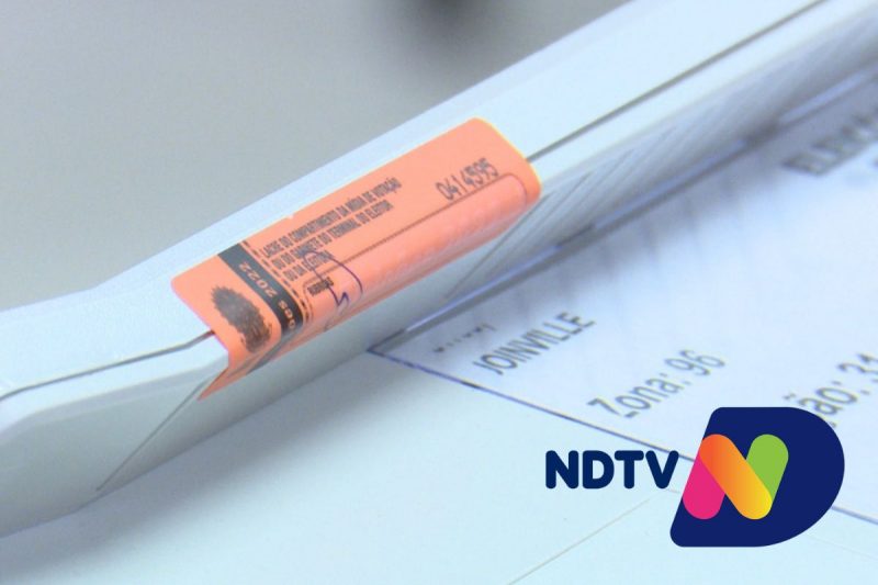 Lacres s&atilde;o colocados em todos as aberturas das urnas – Foto: Thiago Bonin/NDTV