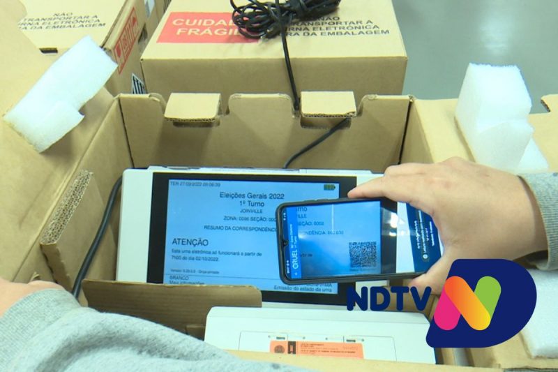 Mensagem aparece na tela: esta urna eletr&ocirc;nica s&oacute; funcionar&aacute; a partir das 7h do dia 02 de outubro – Foto: Thiago Bonin/NDTV