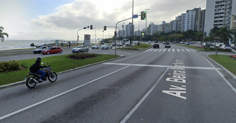 O homem foi visto importunando no sem&aacute;foro da avenida Beira-mar, em Florian&oacute;polis, quando a Guarda Municipal descobriu a extensa ficha criminal – Foto: Google Maps/Reprodu&ccedil;&atilde;o/ND