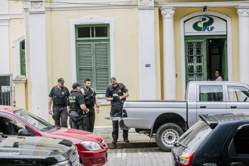 Pol&iacute;cia Federal durante a&ccedil;&atilde;o da Opera&ccedil;&atilde;o Ave de Rapina, em 2014 – Foto: Daniel Queiroz/Arquivo/ND