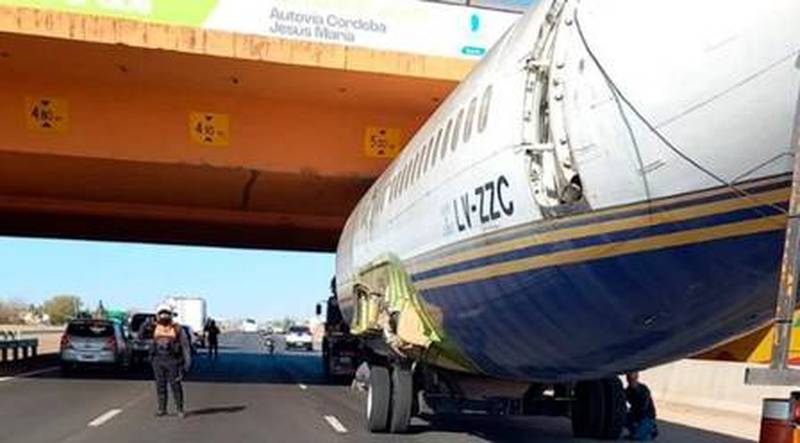 Avi&atilde;o ficou preso, porque o asfalto ganhou nova camada horas antes – Foto: Reprodu&ccedil;&atilde;o