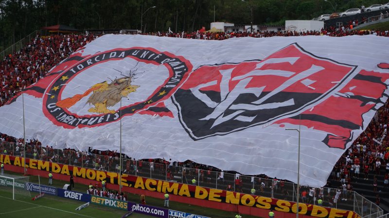 Bandeir&atilde;o da torcida do Vit&oacute;ria – Foto: Ian Sell/ND