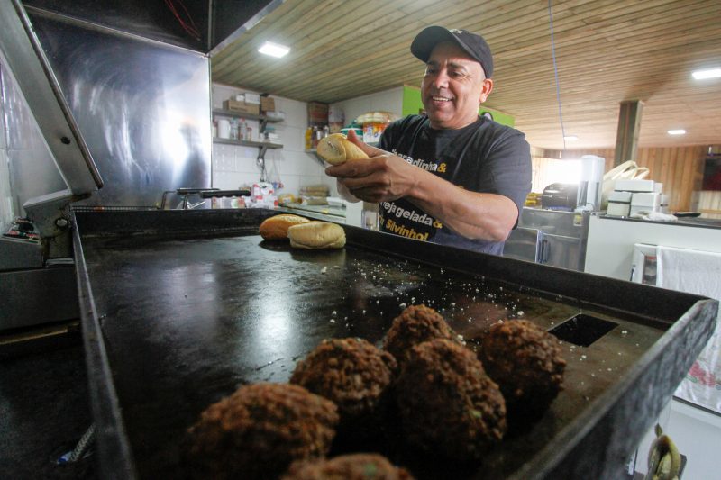 Silvinho trabalha com sorriso no rosto e simpatia todos os dias – Foto: Leo Munhoz/ND