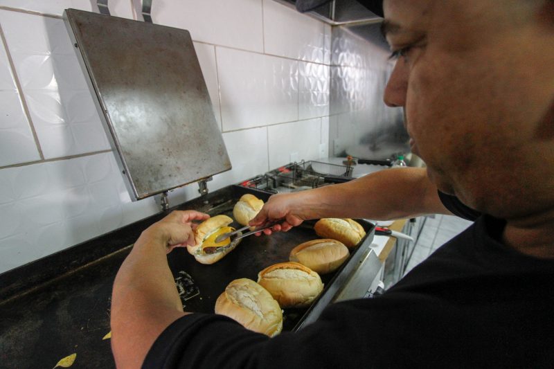 O carro-chefe da lanchonete &eacute; o p&atilde;o com alm&ocirc;ndega – Foto: Leo Munhoz/ND