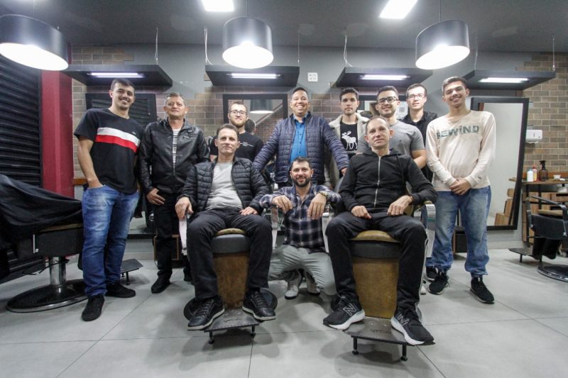 Na foto, est&atilde;o representadas 7 das 13 barbearias da fam&iacute;lia Souza – Foto: Leo Munhoz/ND