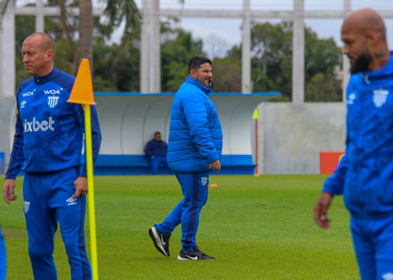 Eduardo Barroca, Marquinhos e Bruno Silva durante treino do Avaí